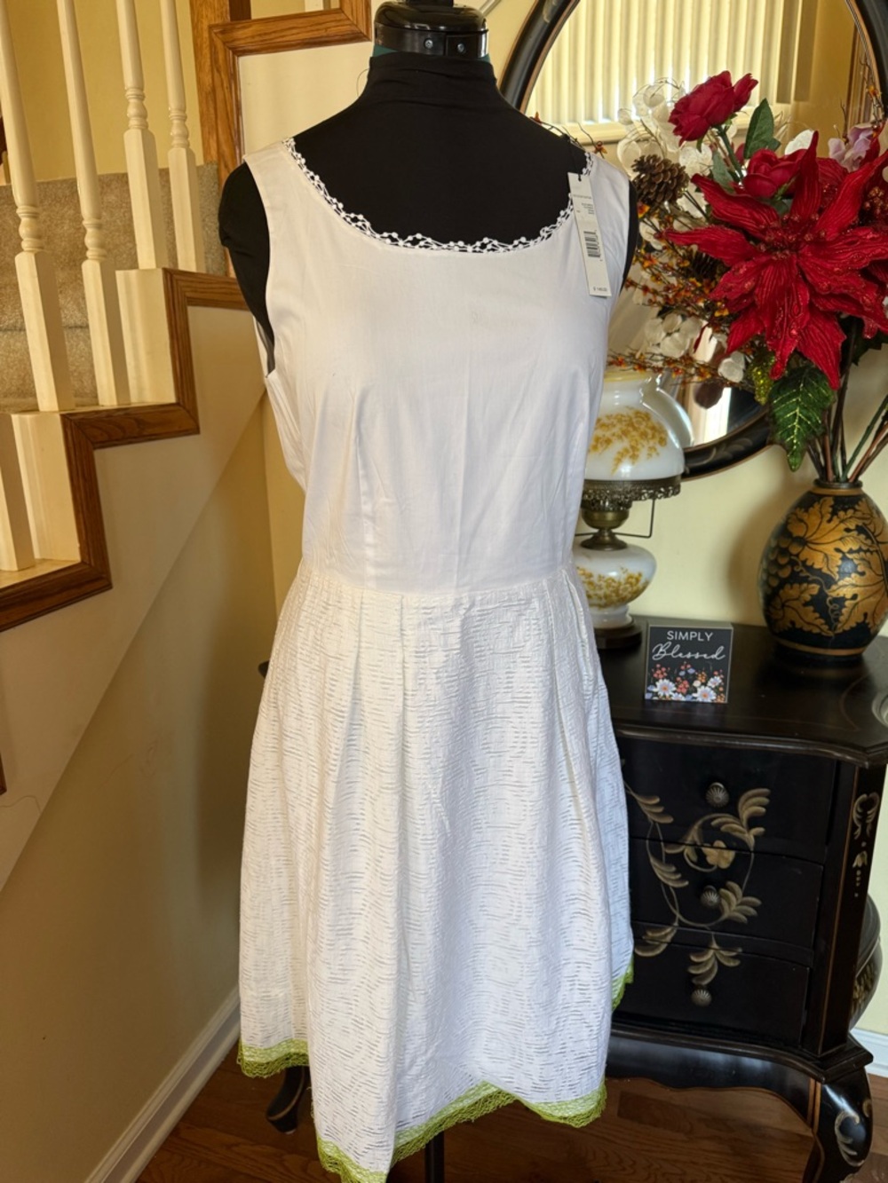T Tahari White Sleeveless Women's Dress with Green Trim